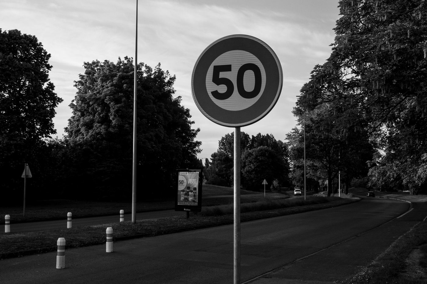 Panneau de limitation à 50 km/h au bord d'une route française