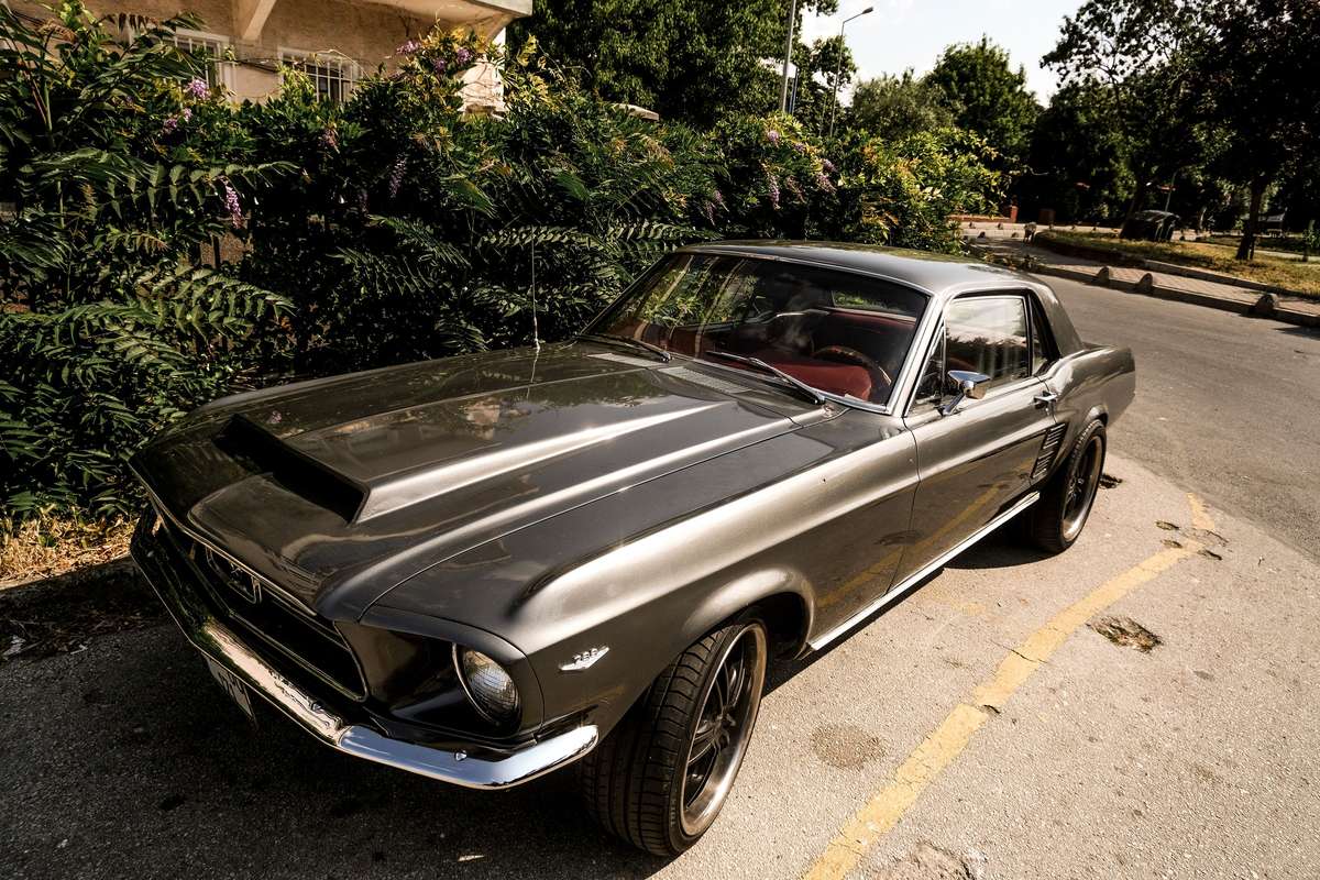 Mustang 1967 coupé gris anthracite avec capot de style Shelby