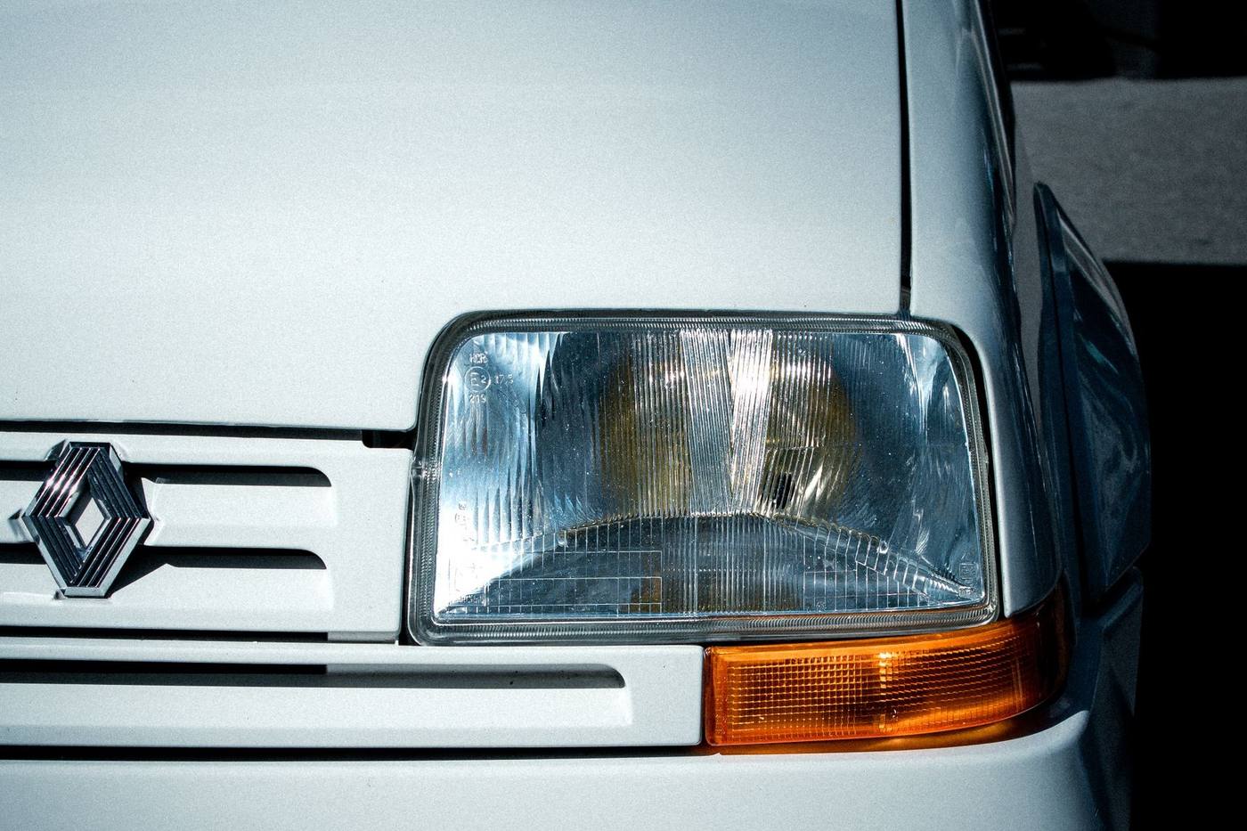 Optique avant et losange Renault d'une Supercinq GT Turbo phase 2