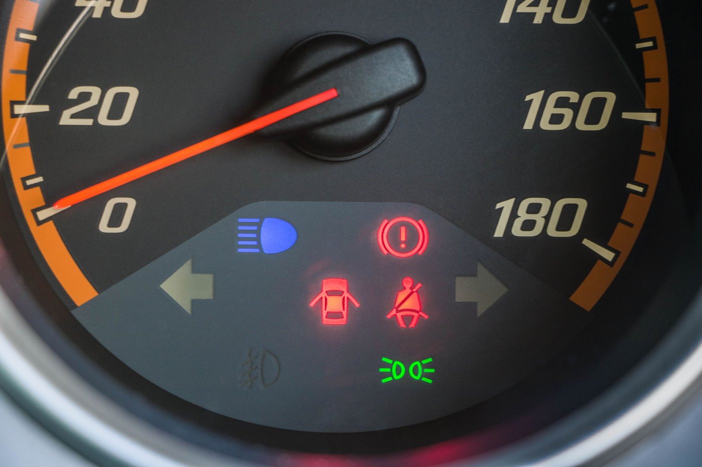 Tableau de bord voiture : signification des voyants, couleur par couleur, avec mémo PDF
