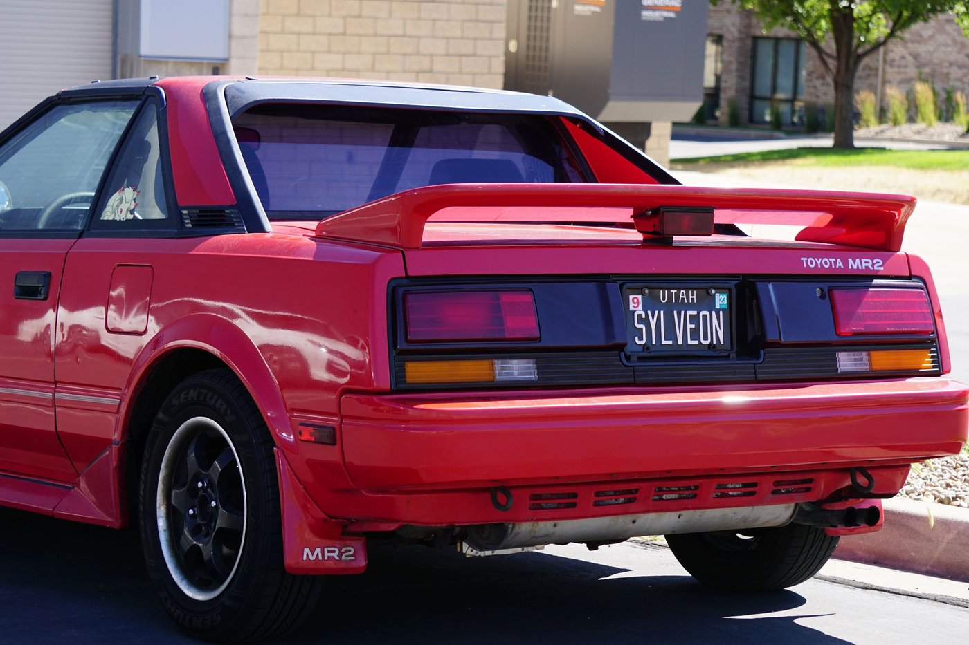 Arrière d'une Toyota MR2 AW11 rouge de première génération