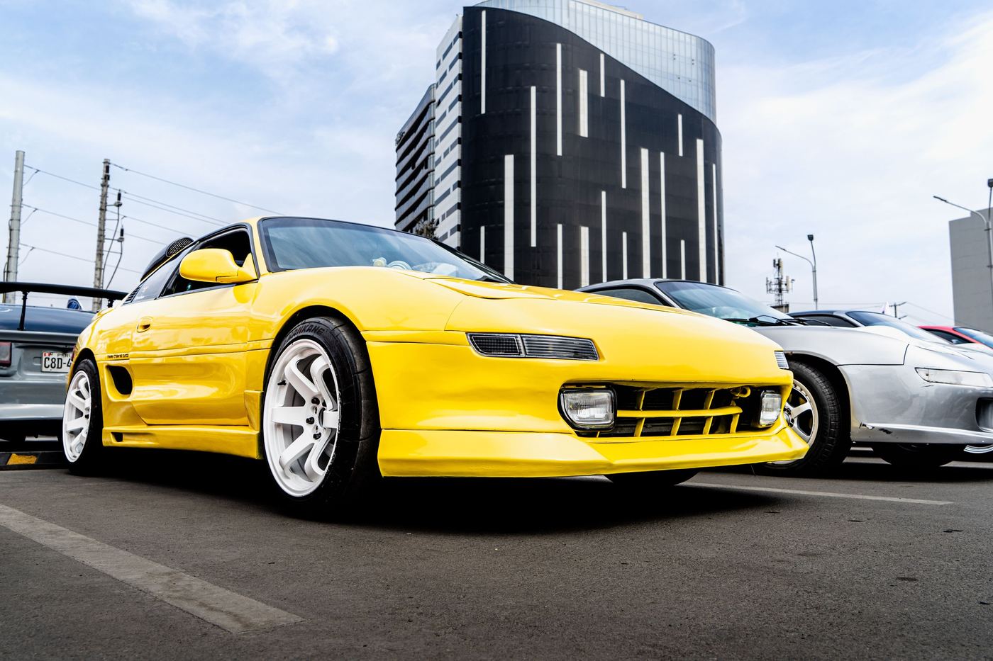 Toyota MR2 SW20 jaune vue de trois quarts avant