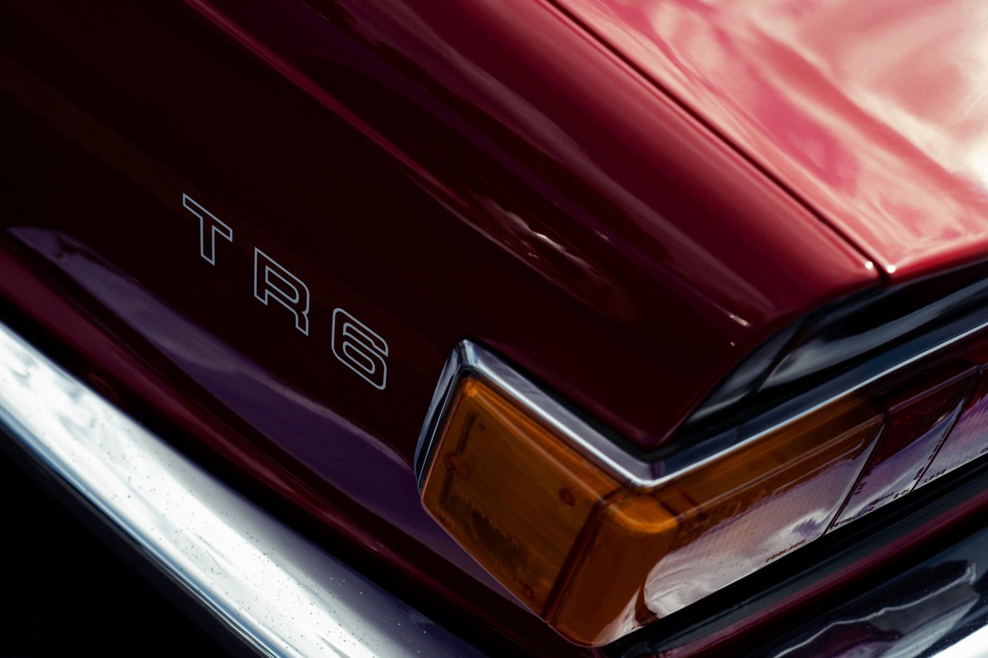 Monogramme TR6 sur l'aile arrière d'une Triumph rouge foncé