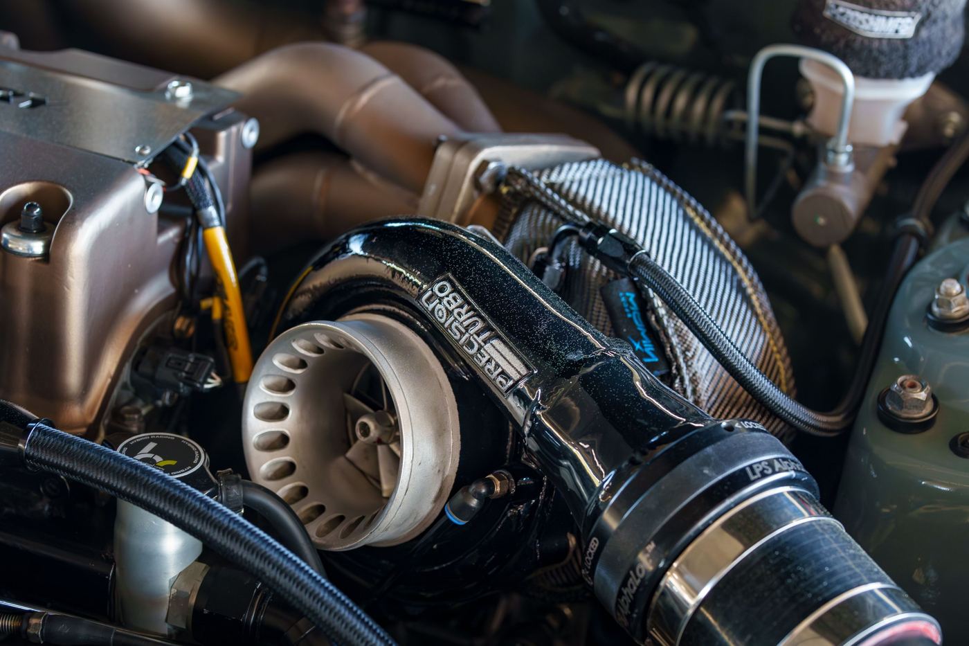Turbo et durites d'admission dans un compartiment moteur