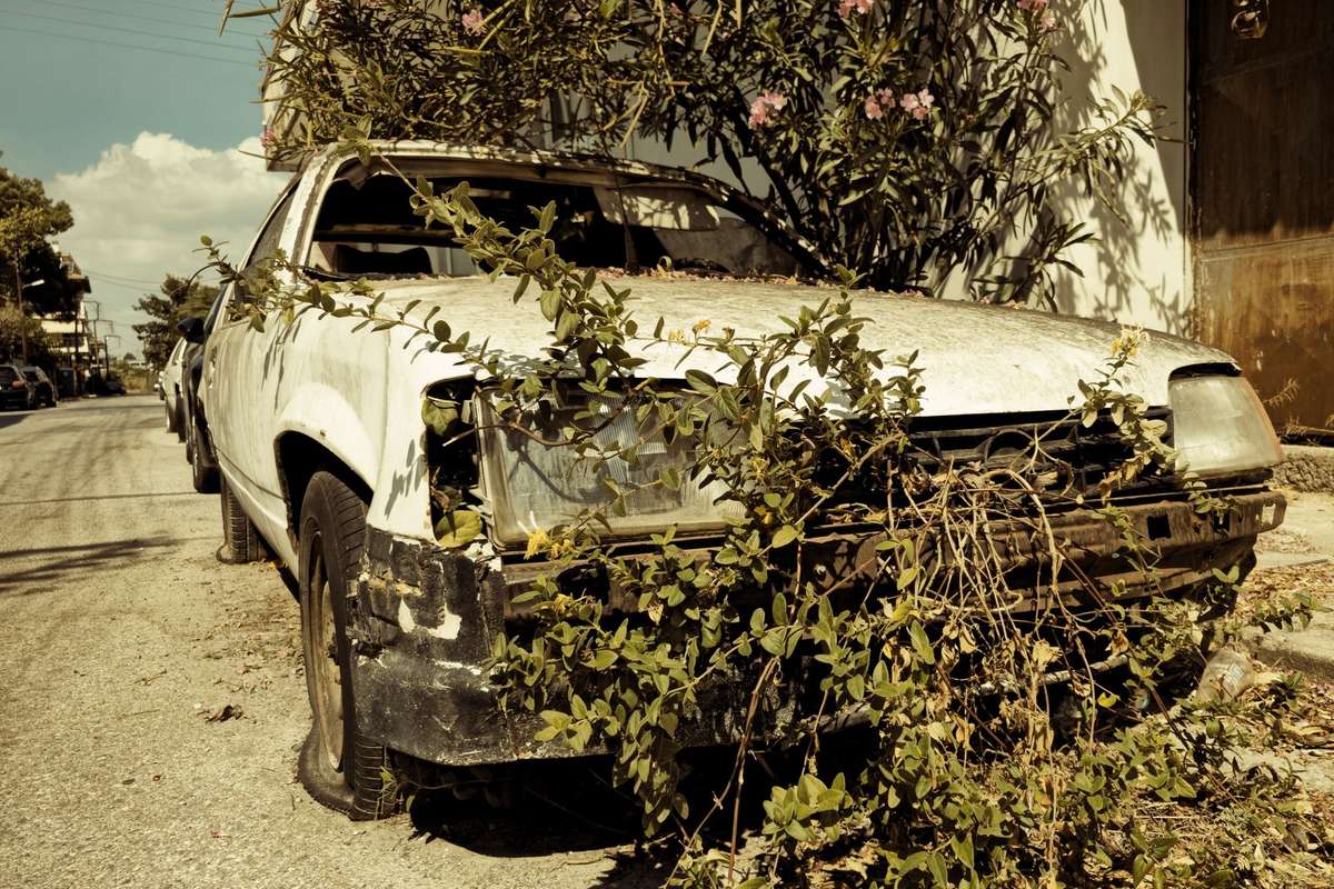Véhicule abandonné : procédure, délais et enlèvement