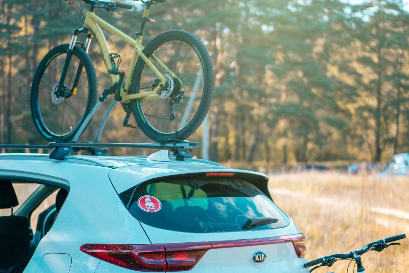 Vélos posés à l'arrière d'un SUV avant chargement