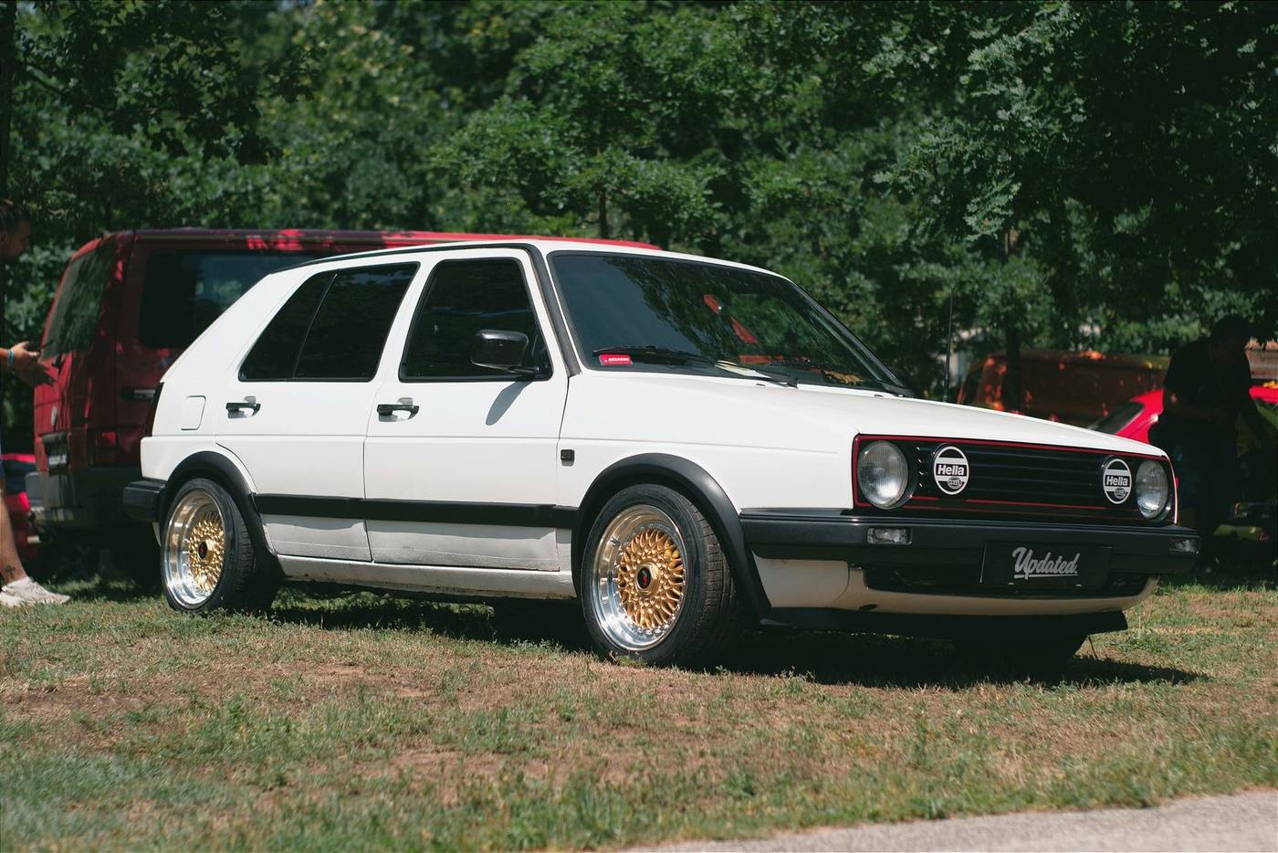 Volkswagen Golf 2 blanche sur jantes en alliage