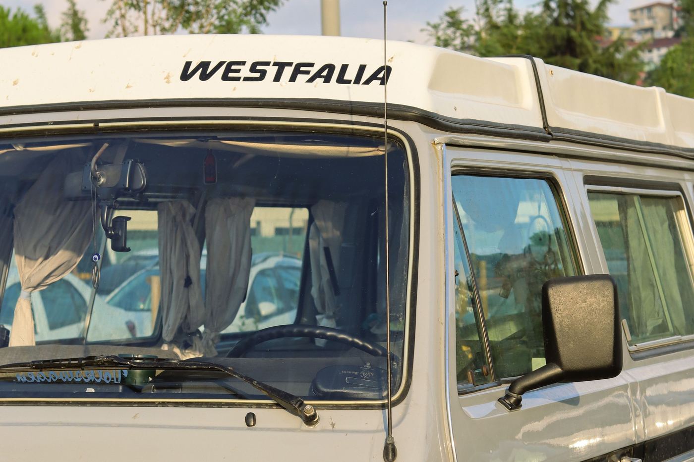 Toit relevable Westfalia d'un Volkswagen T3 Joker aménagé en camping-car