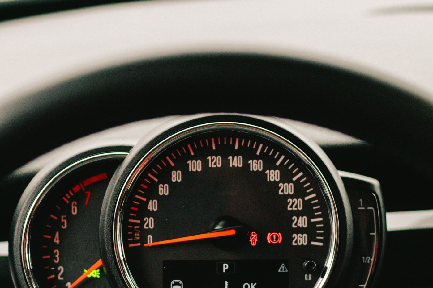 Compteur de voiture avec témoins orange allumés