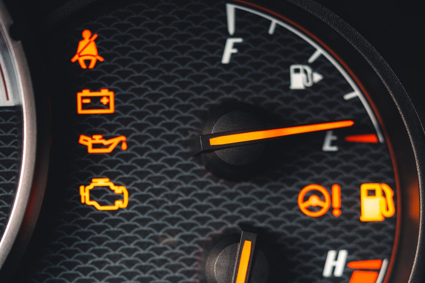 Pictogrammes orange allumés sur le tableau de bord d'une voiture