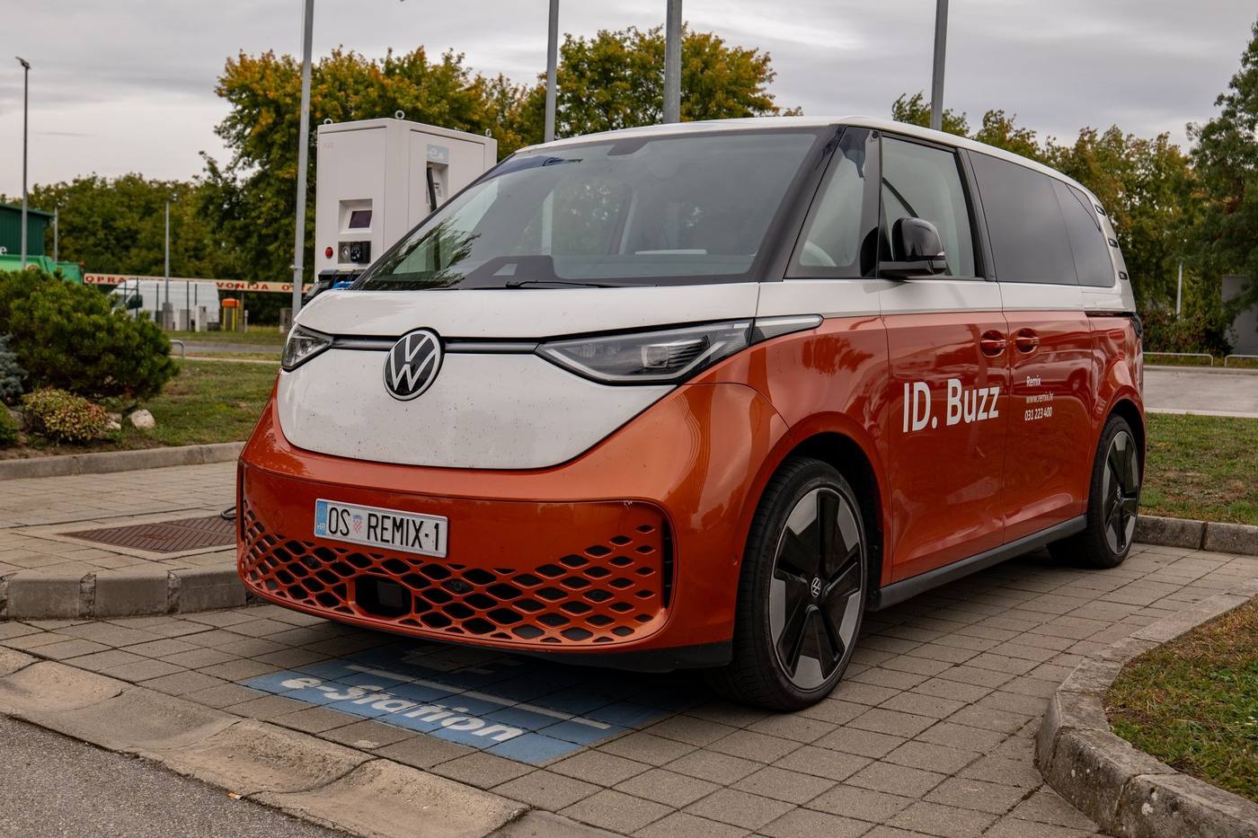 Volkswagen ID.Buzz en recharge sur une borne