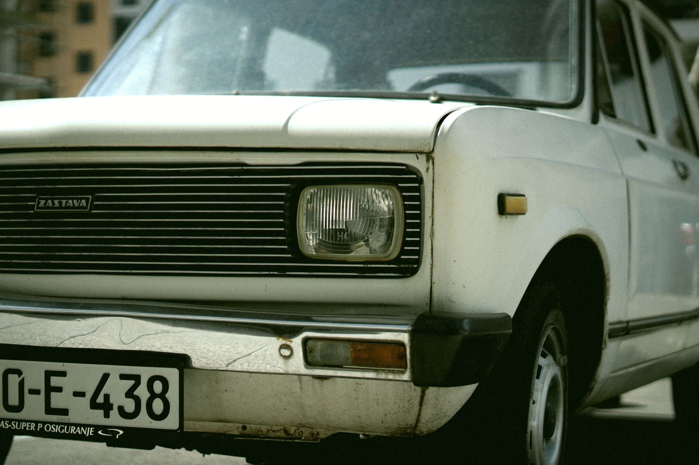 Zastava 128 blanche, la cousine yougoslave de la Fiat 128 produite jusqu'en 2008