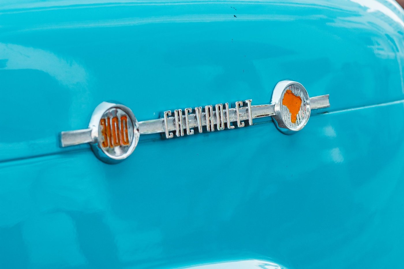 Détail de calandre d'un véhicule ancien turquoise