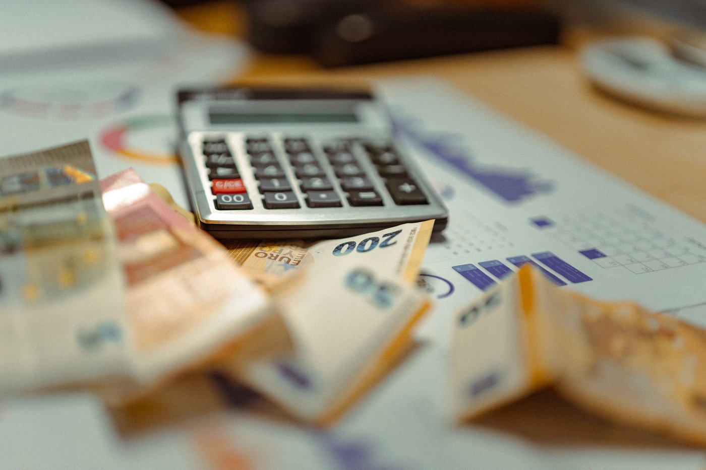 Billets en euros et calculatrice, calcul du montant du bonus écologique
