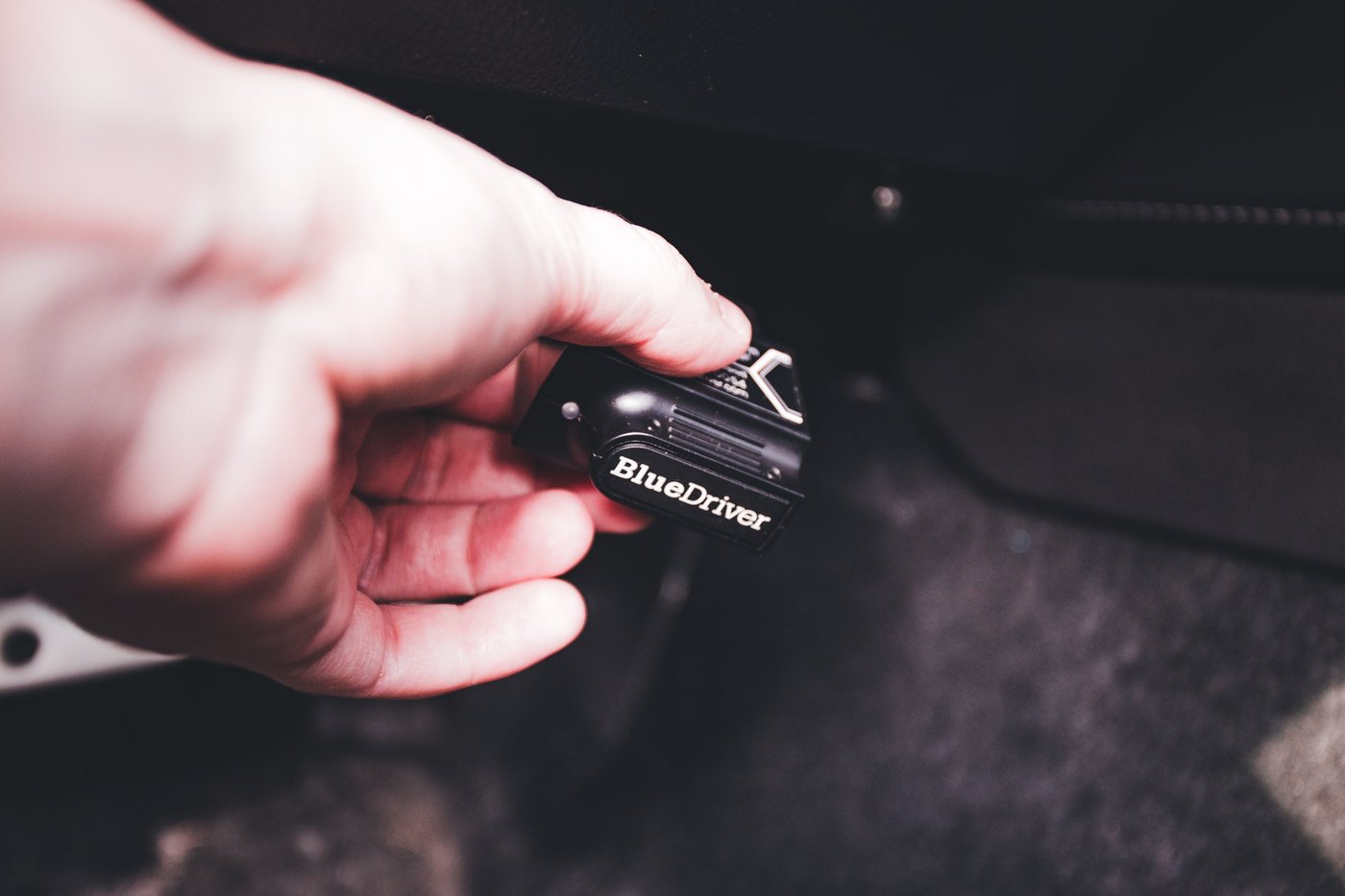 Boîtier de diagnostic sans fil que l'on branche sur la prise OBD, sous la planche de bord