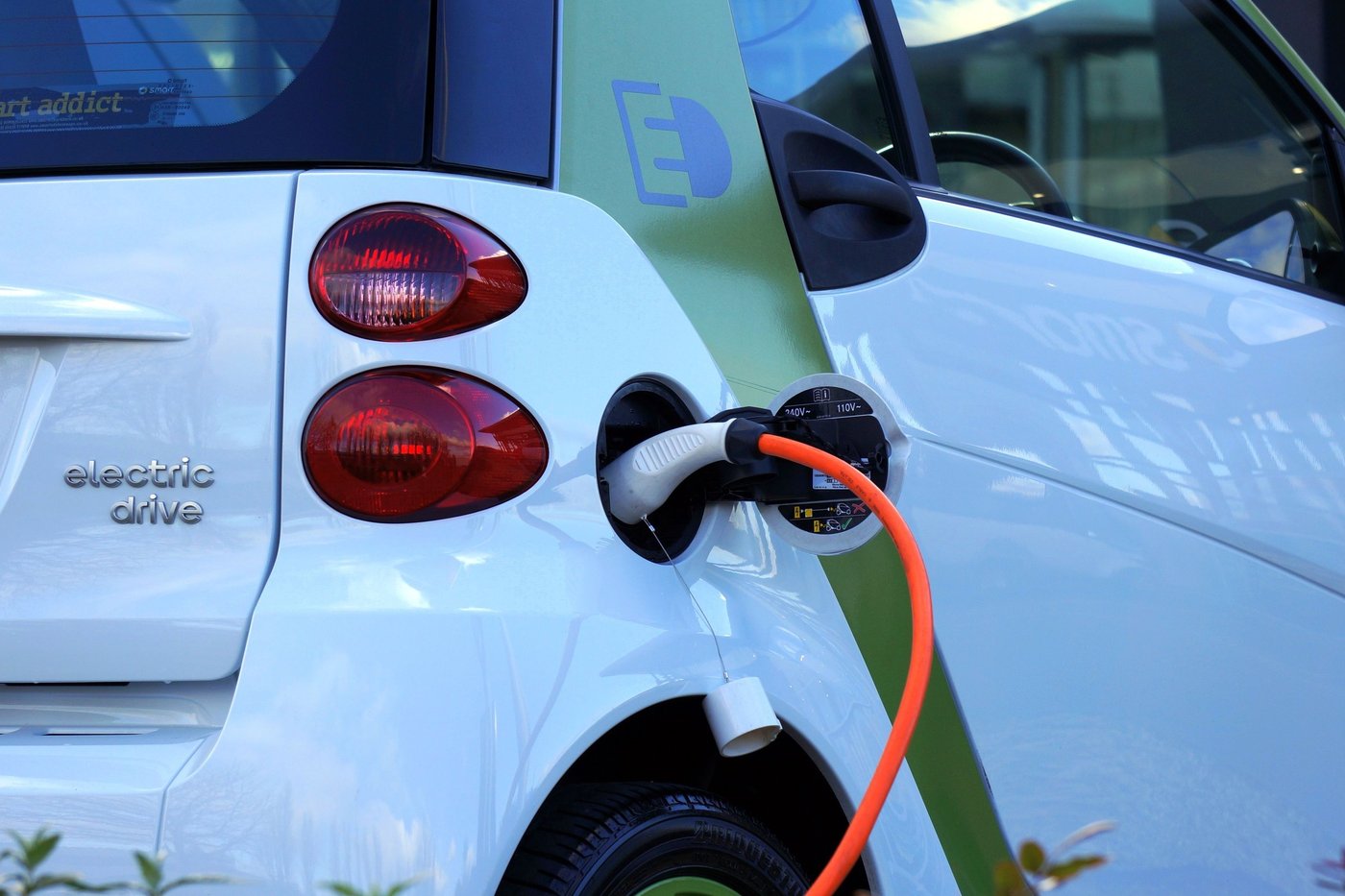 Temps de charge d&rsquo;une voiture électrique : calcul et durées réelles