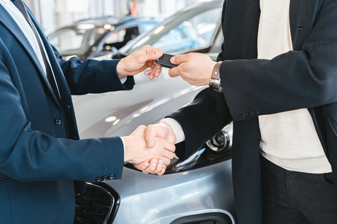 Poignée de main et remise des clés lors de la vente d'une voiture